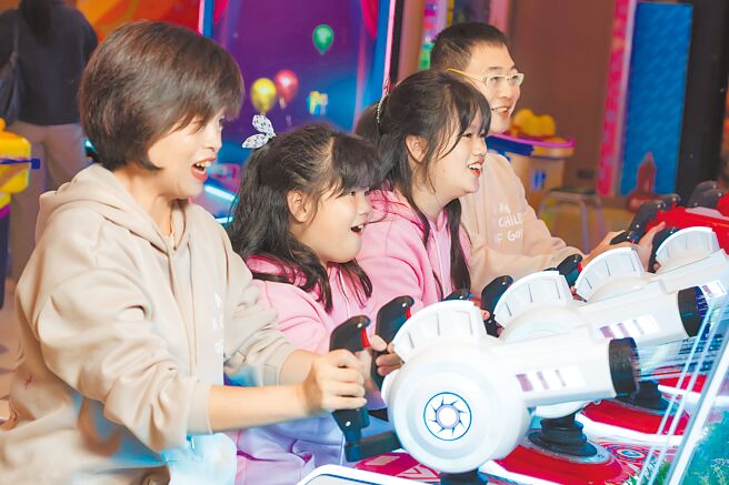 台南老爷行旅每房加赠「汤姆熊欢乐世界」代币券一张，全家互动好开心。（台南老爷行旅提供）