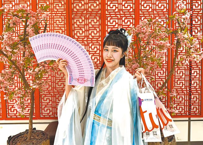 台中大遠百千元福袋大年初一開賣，頭獎送3萬6000元商品券。（遠百提供）