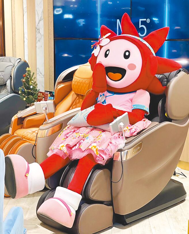 遠百竹北小龍賀禮旺福袋，頭獎送OGAWA溫感大師椅，價值12萬5000元。（遠百提供）