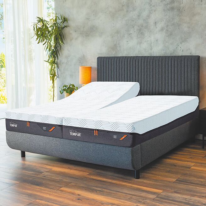 新光三越台北南西店福袋首獎，丹普極緻橘21床墊、幻影電動床架，價值78萬3000元。（新光三越提供）