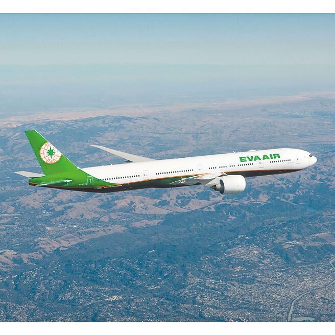 新光三越台北南西店福袋參獎，長榮航空台北倫敦雙人來回機票，市價約37萬元。（新光三越提供）