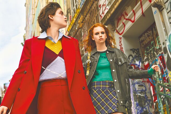 義大利品牌MAX&Co.與華納兄弟合作，推出MAD LOVE系列，服飾以「小丑」與「小丑女」海莉奎茵為靈感，大葉高島屋也有販售。（MAX&Co.提供）