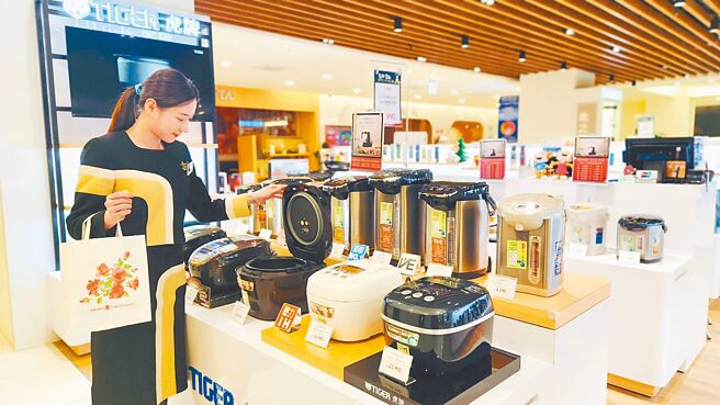 大葉高島屋滿足汰舊換新需求，1月19日前於4樓食器寢具廚用區或5樓家電區指定消費達滿額，再送電子抵用券或冷暖溫控扇等好禮。（大葉高島屋提供）