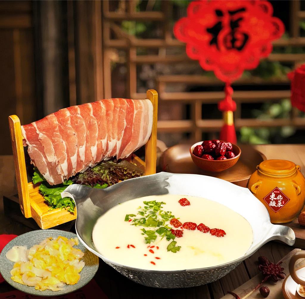 「湊湊火鍋」全新推出「東北酸菜白肉鍋」,以古法燉煮的豬骨蔬菜湯底,搭配肥瘦黃金比例的自然豬,湯底醇厚不油膩。(圖/呷哺呷哺集團)
