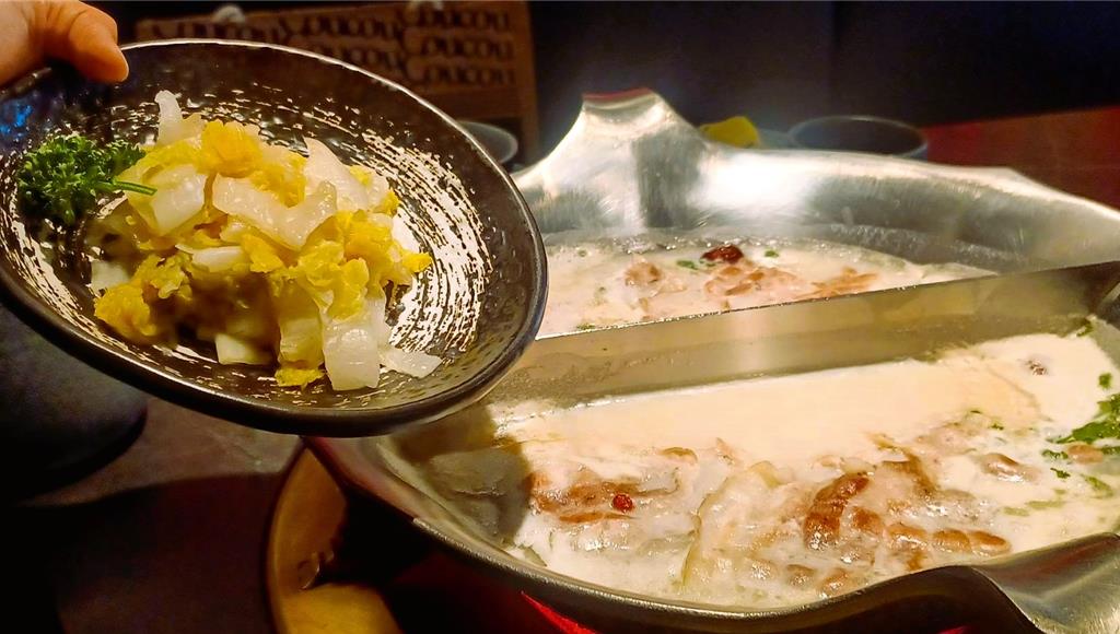 「東北酸菜白肉鍋」美味湯底的靈魂要角-酸白菜,採用海拔1200公尺的山東白菜,經28天乳酸菌發酵,釋放天然回甘與微微酸香,酸味與脆度兼備。(陳韻萍攝)