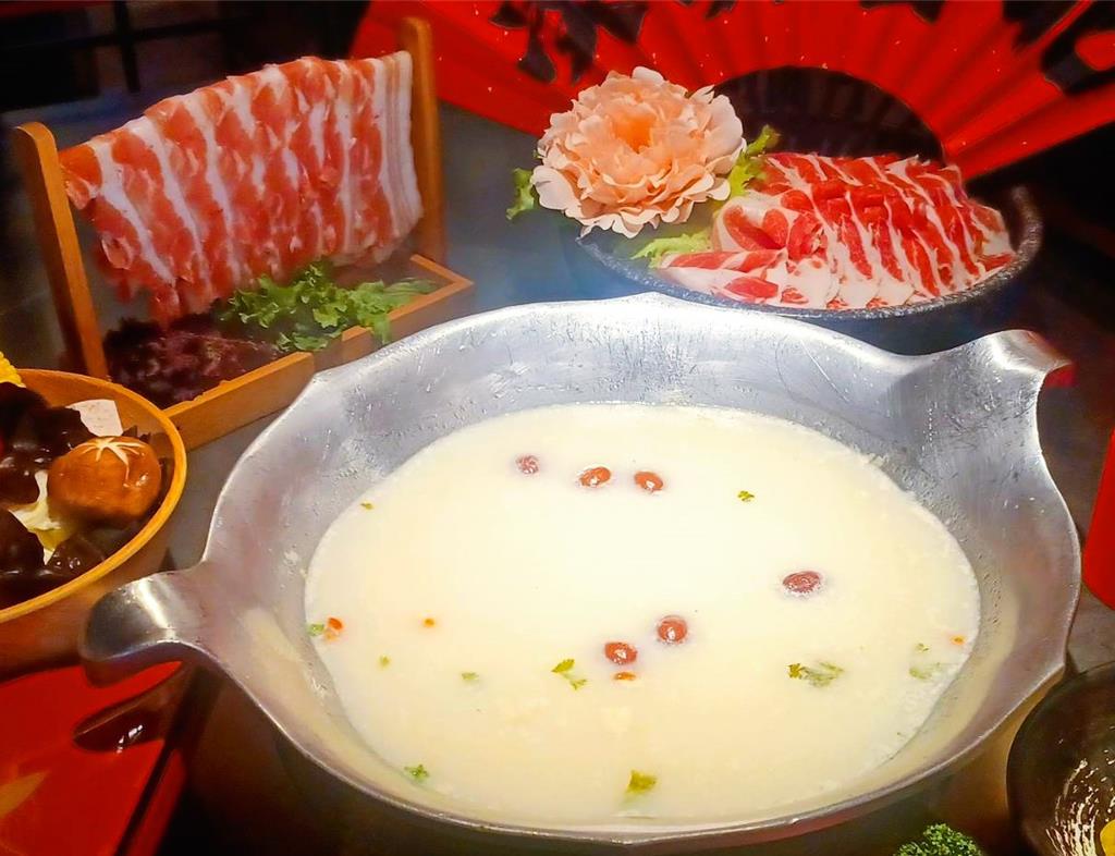 基本款的「東北酸菜白肉鍋」,酸香開胃的濃白湯底搭配油脂豐腴的薄切豬五花肉片,另可單點口感扎實、肉香十足的「伊比利豬前腿肉」(右)。(陳韻萍攝)