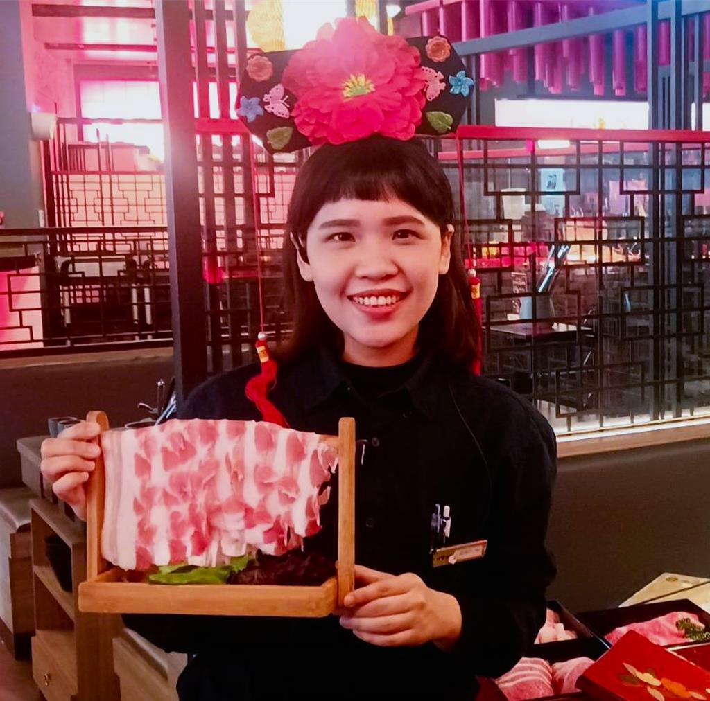 新品推出適逢農曆春節,「湊湊火鍋」結合「古代中國進貢主題」,讓服務員變裝為民眾上菜,增添用餐趣味性。(陳韻萍攝)