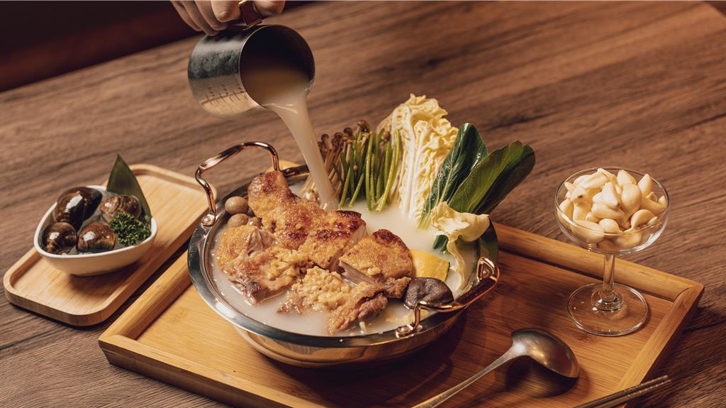 以拉麵為靈感設計的「濃厚蒜味雞白湯」,套餐搭配台灣在地食材「蒜香嫩煎紅玉雞」、「炙燒究好松阪豬」主菜,套餐價649元。(圖/樂崎火鍋)