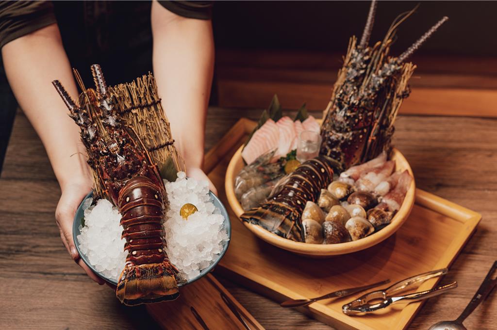 歡慶新開店,1月27 日前,民眾到「樂崎」信義店點購「極品龍蝦雙人套餐」並完成社群分享,即可獲贈799 元的美洲龍蝦。(圖/樂崎火鍋提供)