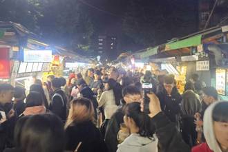 《夜市王》效应！南机场夜市最新人潮曝光 超扯画面当地人崩溃