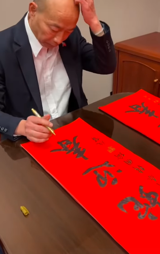 親曝新年「簽名新工作」 韓國瑜一看苦笑認了：頭有點昏