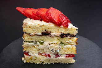 女吃蛋糕咬到异物「断两半」 男友接手一看脸绿了