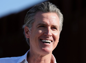 影》加州洛杉磯野火燒不停 州長詭異搖頭擺肩笑了惹眾怒