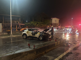 五股火燒車！酒駕自撞「車頭全爛」成火球  陸籍大媽酒測1.0破表