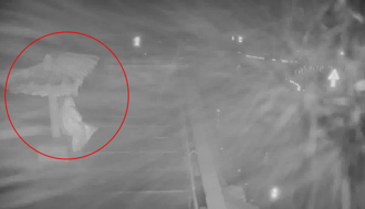 武嶺飄冰霰！他鏡頭前「大跳16蹲」 守夜與降雪擦肩而過