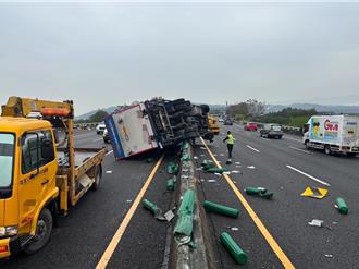 國3北竹山段大貨車爆胎   撞毀分隔桿「衝對向車道」回堵2公里