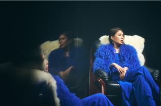 艾怡良拍MV玩心大开即兴编舞  忆参赛遇铁面评审：挺害怕的！