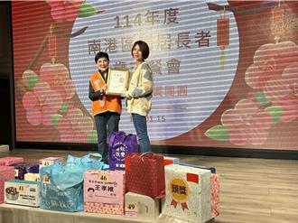 年節將近南港老服中心辦歲末餐會　中視愛心基金會送禮盒
