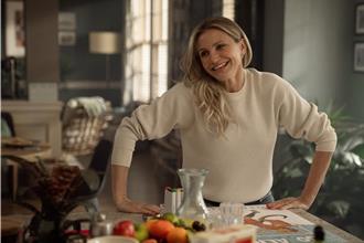 卡麥蓉狄亞息影10年重出江湖！年過半百「槍戰肉搏都難不倒」