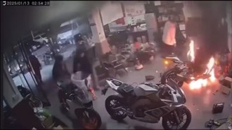 錯誤的決定！維修機車突起火 陸男竟「潑水」