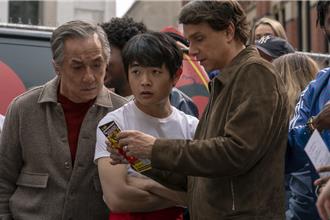 成龍滿頭白髮現身《小子難纏》續集！聯手「空手道小子」傳授絕活