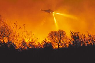 大火下的光电板