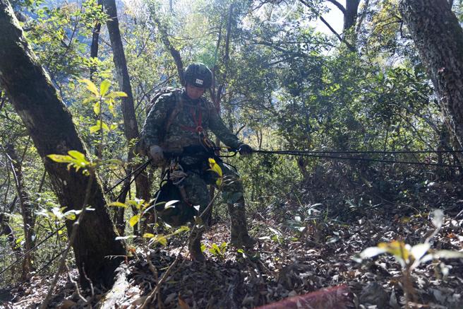 為提升高寒地救援能量，113年高寒地救援訓練班昨日實施期末測驗，模擬複雜地形傷患救援，學員發揮團隊合作精神，完成短距離模擬訓練、困難地形通過等測驗，展現精實訓練成果。（記者尤韻婷攝）