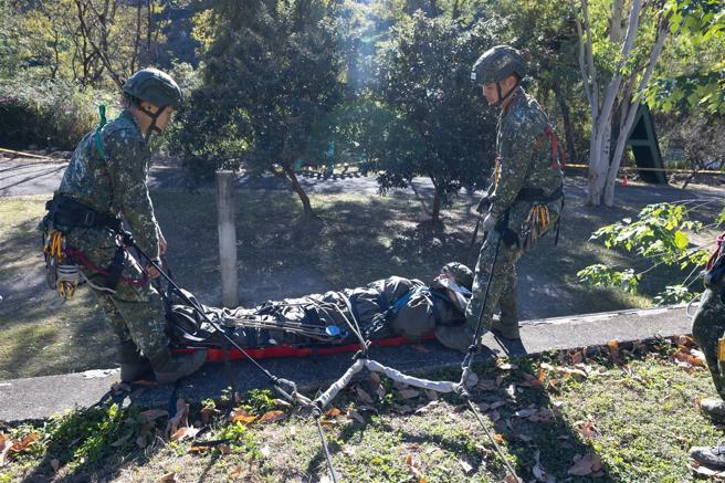 為提升高寒地救援能量，113年高寒地救援訓練班昨日實施期末測驗，模擬複雜地形傷患救援，學員發揮團隊合作精神，完成短距離模擬訓練、困難地形通過等測驗，展現精實訓練成果。（記者尤韻婷攝）