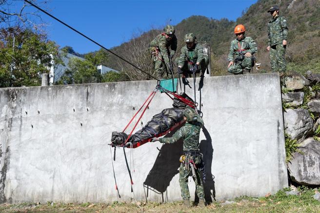  學員架設「緊繃繩」，配合滑輪系統，形成一條安全運送路線，以利傷患救援。（記者尤韻婷攝）