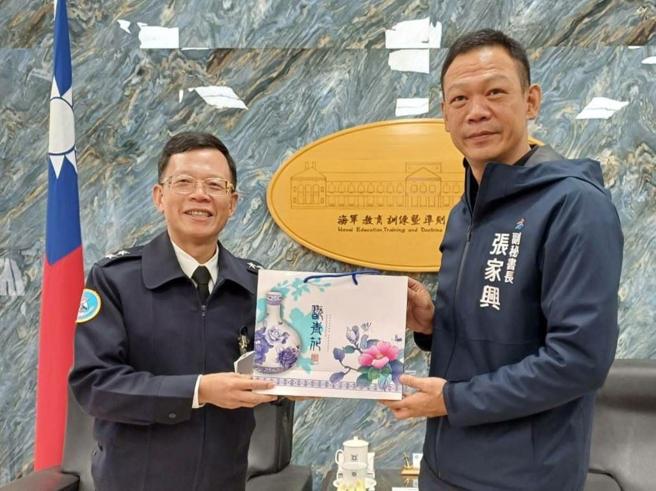  海军教准部指挥官许中将致赠礼品，感谢高市府副秘书长张家兴率团慰访。（高雄市军人服务站提供）