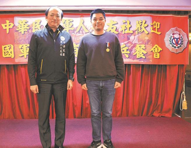  军友社举办114年国军优秀基层官兵北部地区参访活动，由官兵代表李中校接受优秀官兵纪念奖章。（记者傅文琦摄）