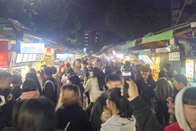 自從《夜市王》播出後，南機場夜市天天擠爆人潮，讓當地人崩潰不已。(圖／游定剛攝)