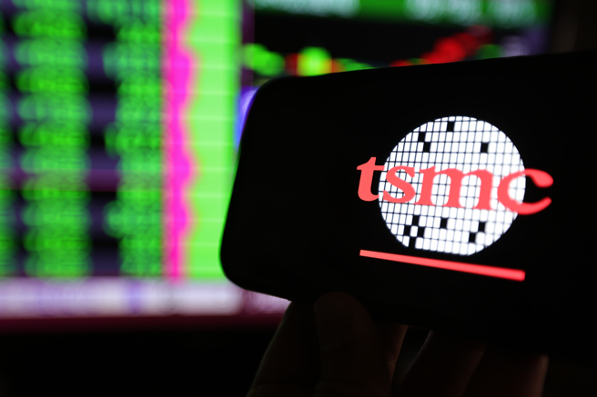 面臨川普關稅及AI股的利空，台股蛇年首開盤重挫。（圖／陳信翰攝）