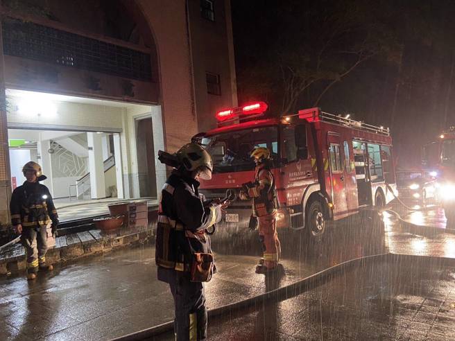 消防人员赶抵灌救。（图 / 刘咏韵翻摄）