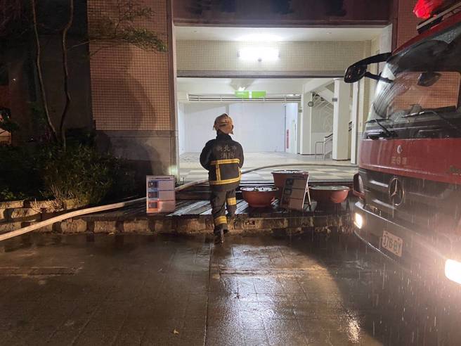 消防局派遣43车、53分队及55名人员前往救援。（图 / 刘咏韵翻摄）