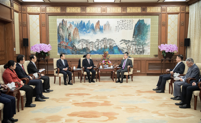 王毅在北京會見由日本自民黨幹事長森山裕、公明黨幹事長西田實仁率領的日本執政黨代表團。（新華社）