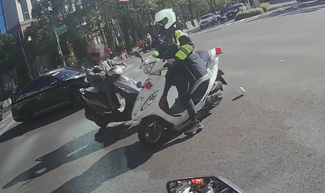 阿北骑车分心，转头看车祸现场，下一秒撞上骑车赶来支援的女警。（翻摄自WoWtchout - 地图型行车影像分享平台）