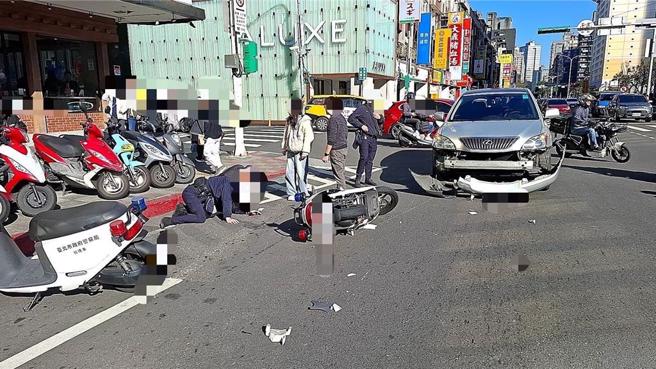 白色 车子正在等待左转灯号，警用 机车鸣笛正要赶往现场处事，遭厢型车拦腰撞上。（民眾提供）