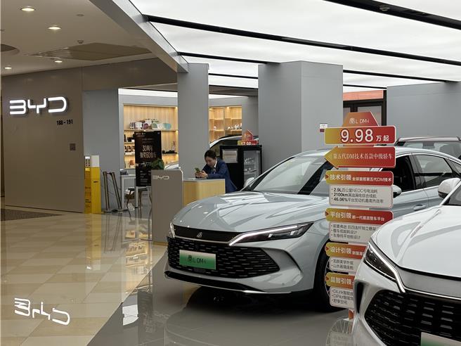 即将卸任的美国拜登政府当地时间14日最后敲定了禁止中国生产的智慧汽车软硬体进入美国市场的新规。图为大陆车企比亚迪在上海的一间展示店。（本报资料照片）