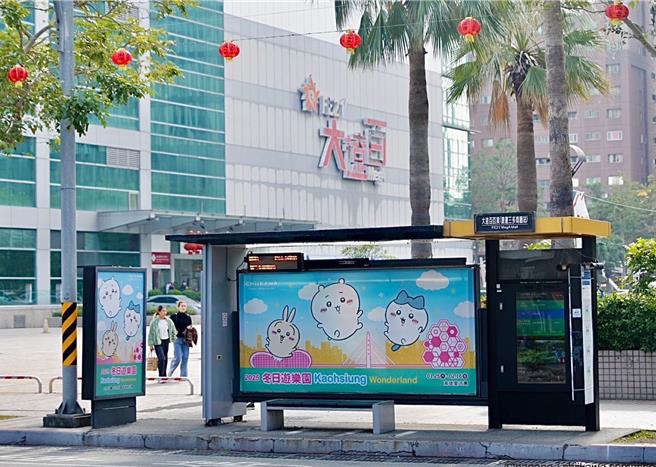 高雄灯会主角「吉伊卡哇」身影，近日出现在市区公车候车亭及路灯旗。（高市观光局提供）