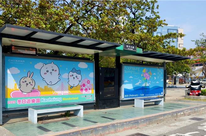 高雄灯会主角「吉伊卡哇」身影，近日出现在市区公车候车亭及路灯旗。（高市观光局提供）