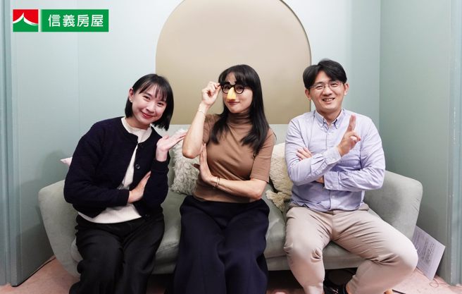 知名内容创作者「宅女小红」分享十多年前以395万元购入内湖小套房的经验，对比当前市况，凸显年轻人买房困境日益严峻。（左起：买房听信义节目主持人信义房屋业务企划部洪子琪、宅女小红、信义房屋不动产企研室专案经理曾敬德）(图/信义房屋 提供)