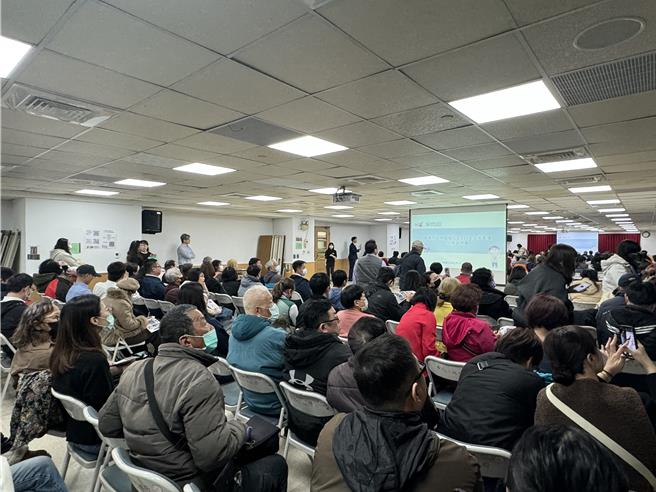 台南社宅首场说明会15日举行，现场超过300名民眾到场。（曹婷婷摄）