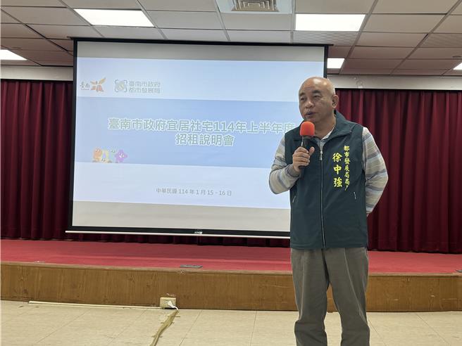 都发局长徐中强说明社宅公告招租事宜。（曹婷婷摄）