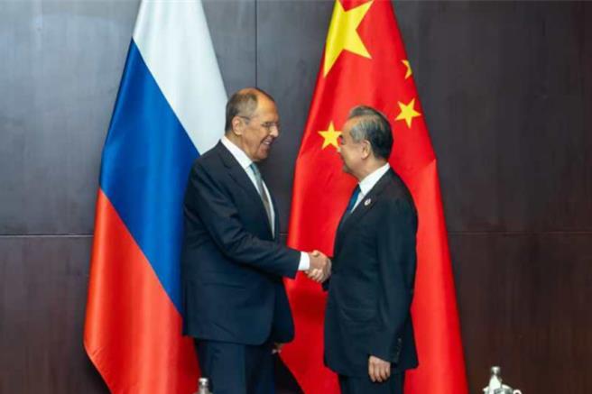 拉夫罗夫指中俄关系是维护世界稳定的重要因素。图为去年7月25日王毅在永珍会见拉夫罗夫。（大陆外交部资料照）