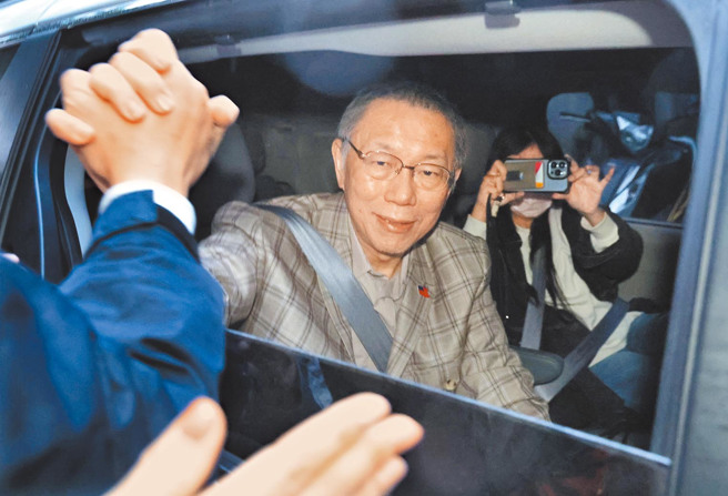 图为前民眾党主席柯文哲与支持者握手。（资料照／姚志平摄）