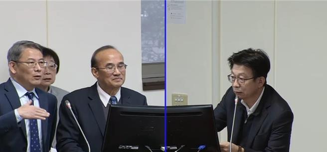 民进党委员郭国文今天询问川普2.0，台美逆差有没有可能被锁定，如何解决？经济部次长连锦漳(中)说有规划扩大购买美国天然气。(撷取自立法院议事转播系统)