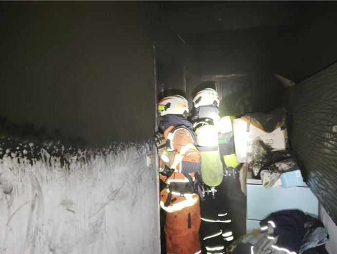 桃园平镇大楼昨晚发生火警疏散百人无人伤亡。(桃市消防局提供／吕筱蝉桃园传真)