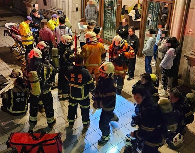 桃园平镇大楼昨晚发生火警疏散百人无人伤亡。(桃市消防局提供／吕筱蝉桃园传真)