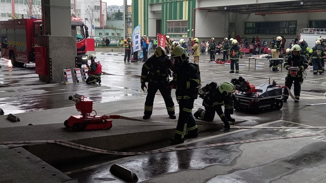 消防局共派出16辆救灾车辆及80名人员参与。（图 / 刘咏韵翻摄）